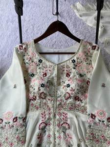 Sari en soie trois pièces, très beau, léger, aux couleurs vives, avec broderie riche, nouveau design, + chemisier, pour fêtes et mariages - Product Image 4