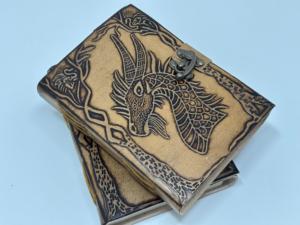 Carnets en cuir à thème dragon gaufré, d'inspiration artisanale rustique, idéaux pour la rédaction de journaux, les cadeaux et les amateurs de fantasy. - Product Image 4