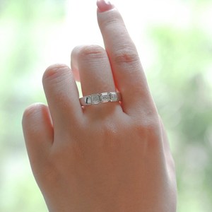 Bague délicate à trois pierres en moissanite taille Asscher pour femme, en argent 925, cadeau d'anniversaire pour partenaire - Product Image 5