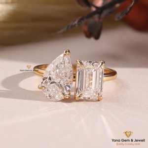 Bague unique Toi et Moi 4 TCW en or jaune massif 14K avec émeraudes et diamants taille poire, diamant CVD cultivé en laboratoire certifié IGI, couleur E, clarté VVS2 - Product Image 1