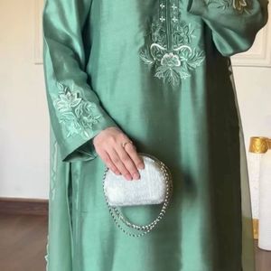 Hermosa y lujosa diseñadora de moda Nueva colección Secuencia y bordado Trabajo Triturado Chinon Lehenga Choli - Product Image 4