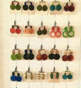 Grandes réductions : Boucles d'oreilles pendantes chrétiennes en résine et bois, modernes, épaisses, style statement, hypoallergéniques, pour femmes, Star Crafts India - Product Image 1