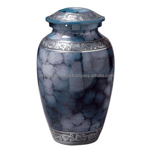 Urne funéraire en métal d'aluminium massif de haute qualité gravée couleur verte pour adultes pour les funérailles par Ambience Lifestyle - Product Image 3