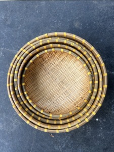 Colección de bandejas redondas de bambú ahumado artesanal de Vietnam en varios tamaños para servir nueces, alimentos secos y almacenar granos, paquete de 5, OEM/ODM - Product Image 1