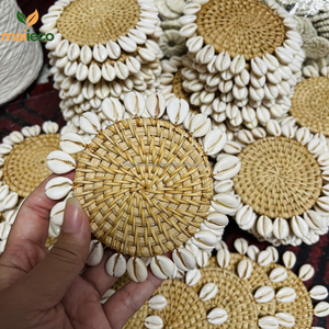 Posavasos de ratán ecológicos clásicos hechos a mano con diseño floral redondo de concha para uso en la cocina - Product Image 1