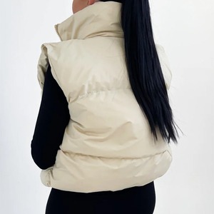 Gilet matelassé en toile imperméable pour femme, style streetwear, avec capuche, fermeture éclair sur le devant, logo personnalisé et design sans manches - Product Image 3
