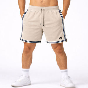 กางเกงบาสเก็ตบอลตาข่ายสไตล์เรโทรสำหรับผู้ชาย ระบายอากาศได้ดี น้ำหนักเบา กางเกงออกกำลังกาย เอวผูกเชือก แถบสีตัดกัน แบบ OEM - Product Image 1