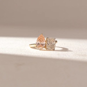 Anillo de compromiso Toi et Moi con diamante cultivado en laboratorio de 2.01 quilates, corte pera y almohada, color rosa, oro amarillo de 14K, dos piedras, personalizado, OEM, venta al por mayor - Product Image 1