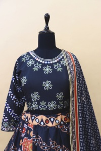Lehenga Choli en Soie Noire de Créateur pour Femme, Traditionnel Brodé, pour Navratri, avec Chaniya Choli et Dupatta Extensible, Résistant au Soleil - Product Image 6