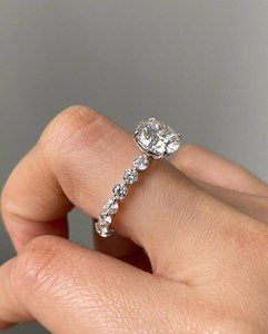 Bague Solitaire Flottante en Moissanite Ronde 1 Carat avec Bande Éternité en Argent 925 Original – Cadeau d'Anniversaire ou de Fête pour Partenaire - Product Image 4