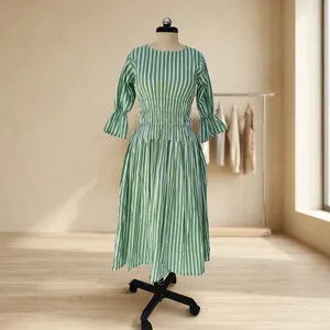 Robe décontractée pour femme en coton tissé rayé vert et blanc, taille smockée, manches cloche, longueur midi, col en A, silhouette trapèze - Product Image 1
