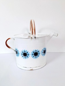 Arroseur de plantes en métal blanc pour un jardinage écologique, favorisant des soins durables des plantes en réutilisant et arrosant efficacement - Product Image 3