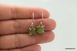 Pendientes de Gancho con Pepitas de Peridoto en Plata de Ley 925, Joyería Artesanal con Piedras Preciosas - Product Image 2
