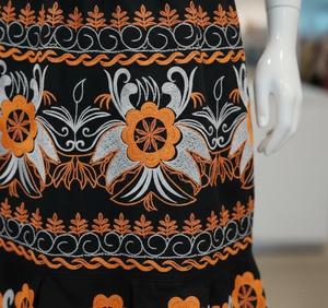 Falda Tradicional Micronesiana Personalizada al por Mayor, Falda Midi Elegante Negra con Bordado Floral para Mujer, Cintura Alta - Product Image 6