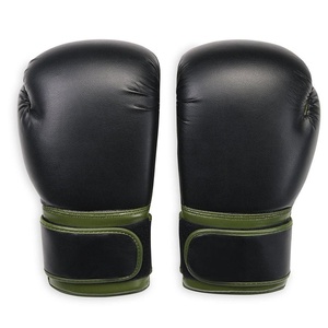 Gants de boxe en cuir noir avec garniture verte, sangle de poignet réglable en velcro pour adultes, pour l'entraînement - Product Image 1