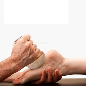 Masseur de pieds artisanal ayurvédique Kansa Vataki avec manche en bois et dôme en métal bronze, outil d'acupression corporelle, vente en gros - Product Image 4