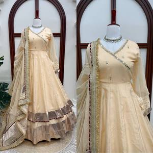 Elegante traje de tres piezas Anarkali reversible de diseñador para mujer, con organza Tabby, seda romana, encaje Gotta Patti y trabajo manual original con efecto espejo. - Product Image 6