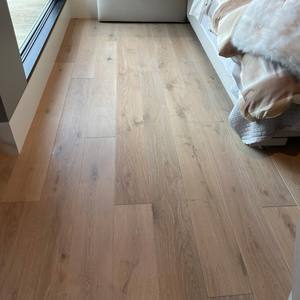 Plancher en parquet de chêne blanc technique 5/8 po x 7,5 po x 24-94 po, gris clair brossé, installation par clipsage - Product Image 1