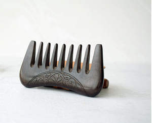 Peigne à cheveux antistatique démêlant en bois de santal poli tendance, écologique, artisanal, pour barbe et hommes femmes - Product Image 2