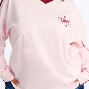 เสื้อเจอร์ซีย์อเมริกันฟุตบอลสีชมพู แขนยาว คอปก สำหรับผู้หญิง แบรนด์ OEM หรูหรา สวมใส่สบาย น้ำหนักเบา ระบายอากาศได้ดี เหมาะสำหรับกีฬากอล์ฟ สไตล์ Y2k - Product Image 4