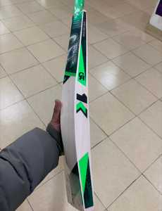 Batte de cricket CA Pro 1K en saule anglais, légère, verte et noire, équipement sportif moderne en bois pour le cricket à balle dure - Product Image 6