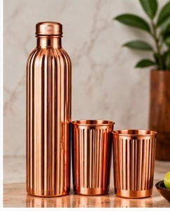 Botella de Agua Hexagonal de Cobre Artesanal con Tapa y Juego de 2 Vasos con Diseño de Hoyuelos para Bebidas en Casa - Product Image 3