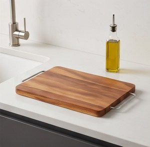 Tabla de cortar rectangular de madera con asas de metal, bloque de corte de madera natural con vetas. - Product Image 3