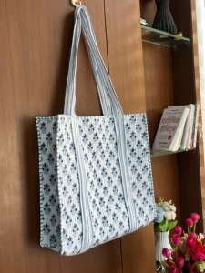 Elegante Bolso Tote Acolchado Hecho a Mano Estilo Bohemio para Mujer con Cierre de Cremallera, Diseño con Estampado a Mano y Decoración de Cadena para Picnics - Product Image 3