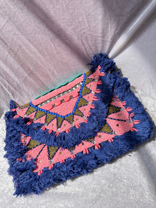 Pochette tribale perlée artisanale avec franges bleues, détails coquillages cauris, broderie miroir, sac à main festival bohème en textile, pièce maîtresse - Product Image 2