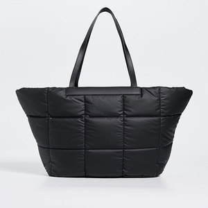 Sac matelassé à bas prix, sac à bandoulière léger en matière douce, grande capacité de rangement, style fourre-tout pour les voyages et le quotidien - Product Image 1