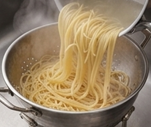 Passoire en acier inoxydable de qualité supérieure avec finition martelée et trois pieds, passoire métallique durable pour la cuisine - Product Image 4