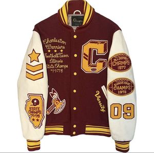 Chaqueta Universitaria Charleston Warriors para Hombre, Diseño con Parches Bordados, Color Granate, Estilo Vintage, Impermeable y Ecológica - Product Image 3
