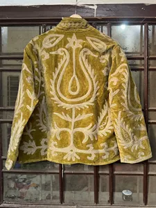 Veste Suzani en velours brodée de fleurs bohèmes, manches longues, col montant, faite à la main, vêtements d'extérieur pour femmes pour l'hiver - Product Image 5