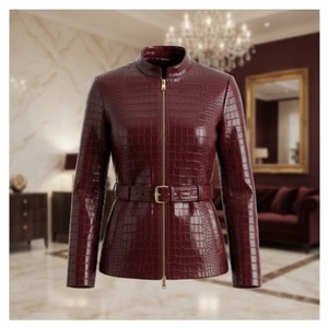 Veste élégante en similicuir gaufré croco bordeaux avec ceinture, col montant, manches longues, longueur standard pour femme, automne - Product Image 1