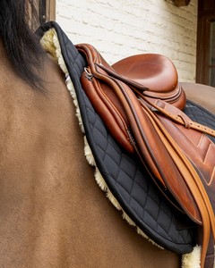 Tapis de selle de dressage matelassé en cuir respirant pour l'équitation, couleur et logo personnalisables - Product Image 2