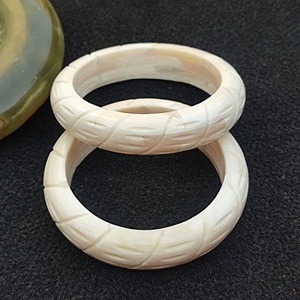Brazalete Artesanal de Hueso Natural y Latón con Incrustaciones de Cuerno a Rayas Anchas, Joyería Boho Chic Apilable - Product Image 2