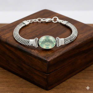 Pulsera de Cadena Bohemia Hecha a Mano con Baño de Plata 925 de Samrat Jewels para Mujer, con Ópalo Verde Ovalado Engastado en Bisel, Ajustable y Moderna - Product Image 1