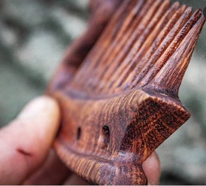 Peigne à barbe décoratif en bois fait main, sculpture rustique, pièce d'art pour la maison, pour collectionneurs, cadeau artistique - Product Image 2