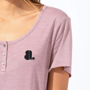 เสื้อยืดแขนสั้นทรงเฮนลีย์ผ้าฝ้ายออร์แกนิค 100% เป็นมิตรกับสิ่งแวดล้อมสำหรับผู้หญิง ระบายอากาศได้ดี เหมาะสำหรับฤดูร้อน มีโลโก้  ผ้าไม่ทอ สีพื้น - Product Image 5