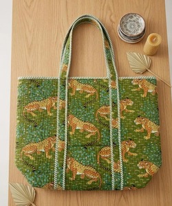 Bolsa de mano con estampado de pantera verde, acolchada a mano, reutilizable, para compras, viajes, trabajo y uso diario, a precio de mayorista. - Product Image 1