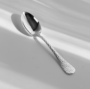 Ensemble de couverts de service en acier inoxydable au design moderne, finition martelée, compatible lave-vaisselle, durable, comprenant couteau, fourchette, cuillère et louche - Product Image 4