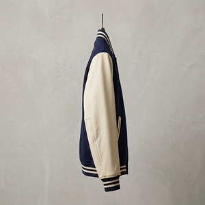 Veste de style universitaire personnalisée en bleu marine et crème, corps en laine, manches contrastées, design brodé - Product Image 3