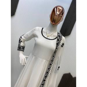 Hermoso vestido de noche Anarkali con elegante Dupatta para fiestas y ocasiones especiales - Product Image 1