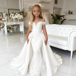 Abito da damigella di lusso bianco in pizzo a sirena con sopragonna, abito da cerimonia per bambine con spalle scoperte per matrimoni e comunioni - Product Image 1