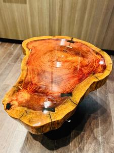 Mesa de centro de resina de cedro Sunset – Mesa artesanal de corte de árbol con borde natural y mesa auxiliar de madera rústica con borde natural estilo mariposa - Product Image 5