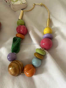 Collar romántico de cuentas de resina con diseños de paisajes abstractos Todos los colores Forma de diamante de corte princesa para aniversarios - Product Image 4