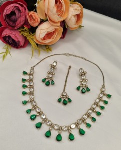 Ensemble de collier choker Water Drop Kundan avec boucles d'oreilles assorties et Maang Tikka, collection de bijoux ethniques traditionnels pour les fêtes - Product Image 6