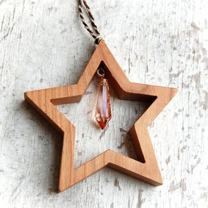 Ornement suspendu en bois fait main en forme d'étoile avec pendentif en cristal, décoration rustique pour arbre de Noël - Product Image 1