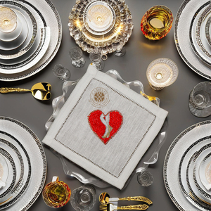 Serviette élégante avec broderie raffinée, durable, idéale pour les tables de luxe et les célébrations mémorables. - Product Image 1