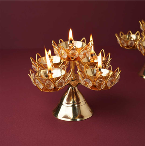 Lampes à huile compactes en laiton en forme d'étoile, avec motifs géométriques gravés sur le rebord, disponibles à prix de gros. - Product Image 4